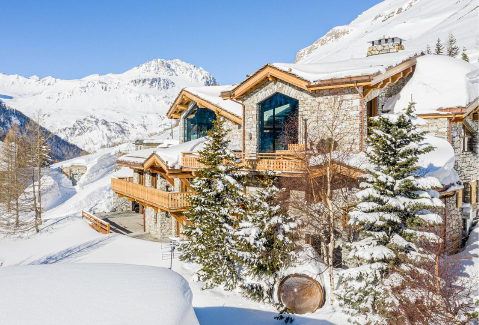 Chalet Les Ours exterior in Val d'Isere for large group ski holidays of people wanting to celebrate!
