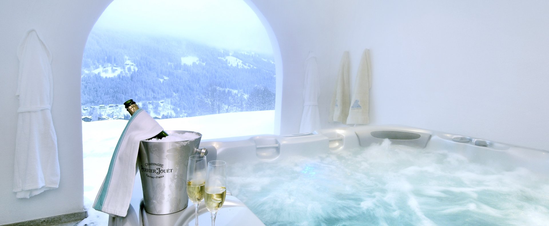 An idyllic setting for a glass of bubbly! The hot tub in Chesa Falcun