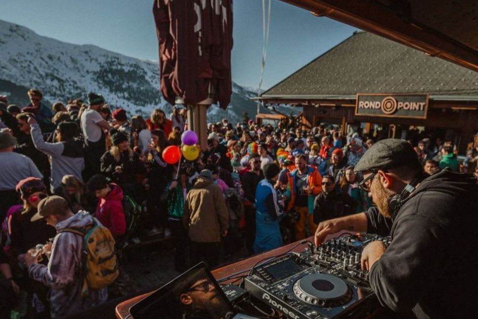 People partying at one of the best après ski bars in the Three Valleys, Rond Point (or Ronnie's) in Méribel.