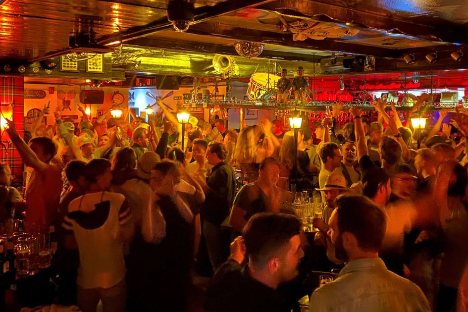 A packed pub inside The Londoner in Kitzbühel.