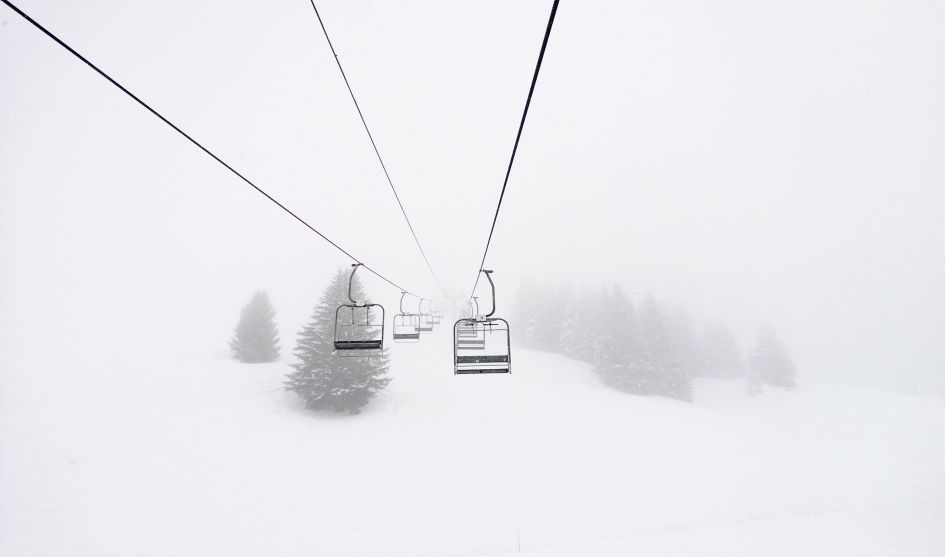 How to enjoy a white out skiing