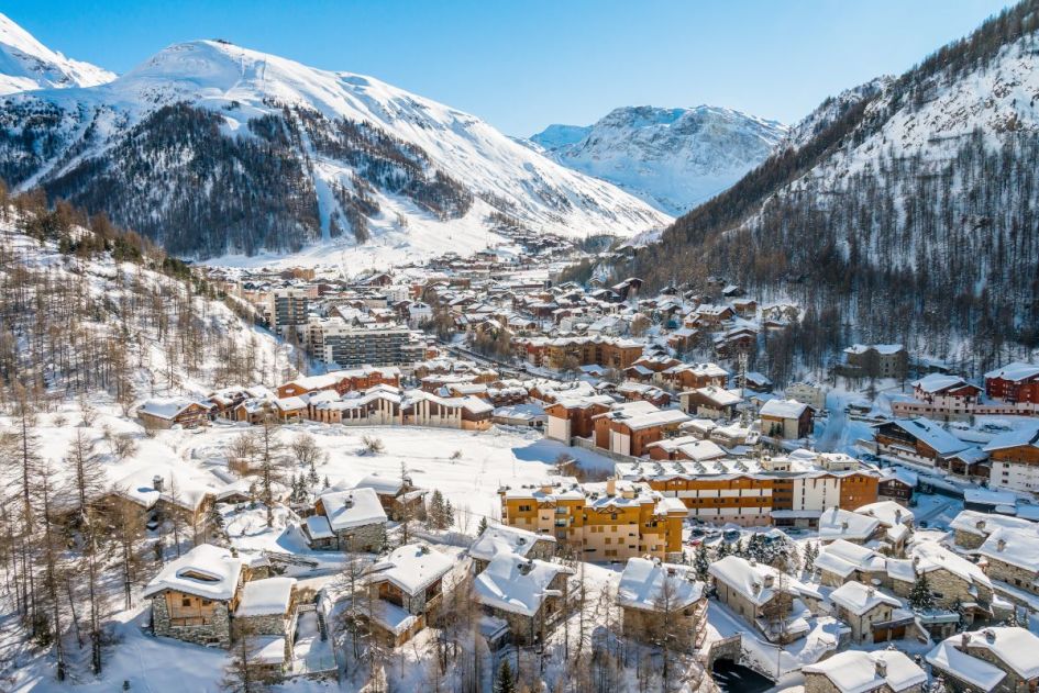 View over Val d'Isre, both the town and the mountains.