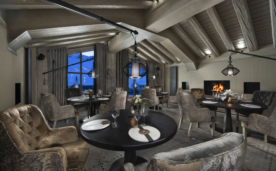 Le Montgomerie** lies in a cosy and intimate lounge, offering a relaxed, chic atmosphere to indulge on the exquisite dining of this 2 Michelin star restaurant in Courchevel 1850.