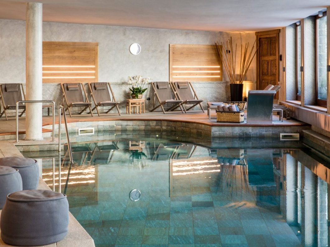 Swimming pool and loungers at the spa in hotel Hermitage