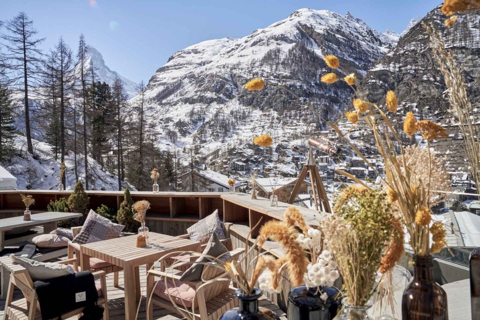 Mountain apres ski in Zermatt . Cervo is one of the best apres bars in Zermatt for its sophisticated atmosphere and lie music scene.