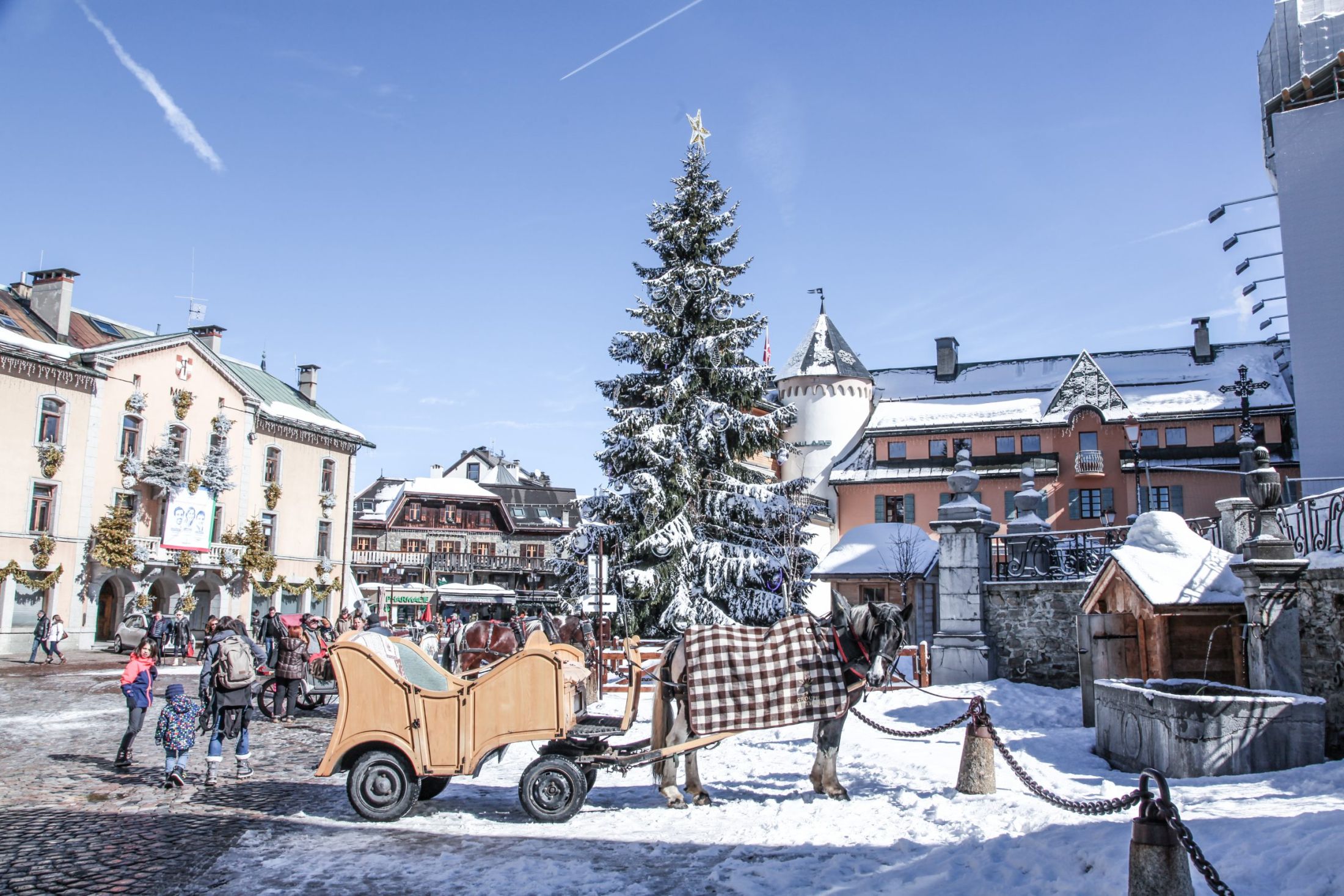 A horse drawn carriage in Megeve's pedestrianised village centre, perfect for non skiers on luxury holidays in the mountains. 