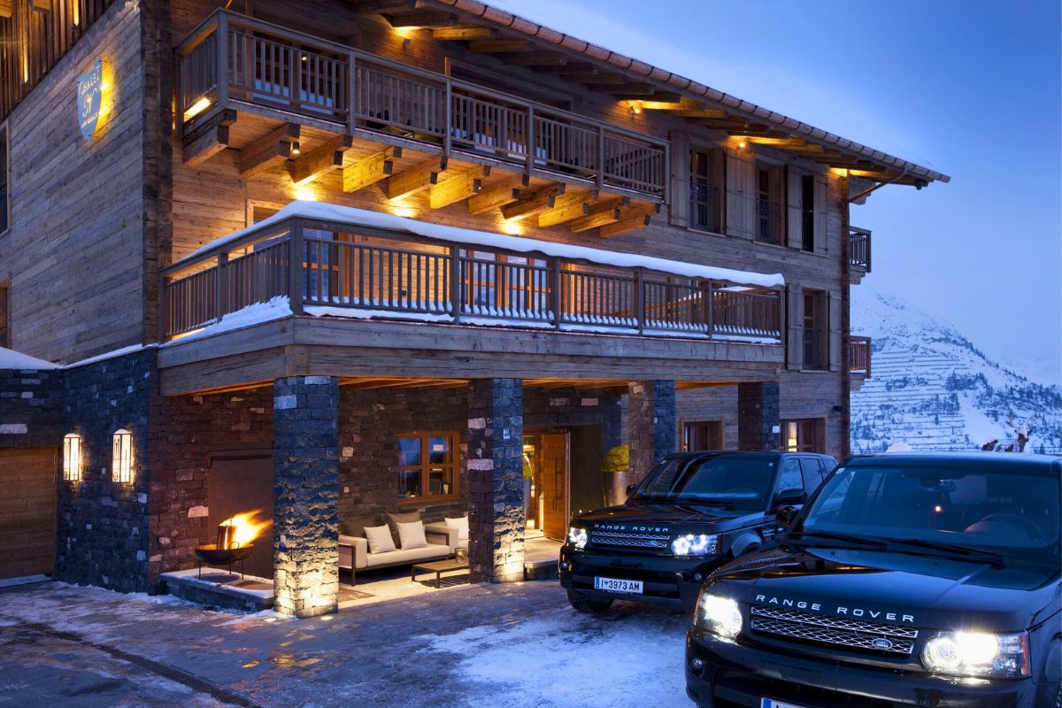 This fully serviced luxury chalet in Austria has a team of 24 behind the scenes working to ensure your ski holiday in Lech is a special one