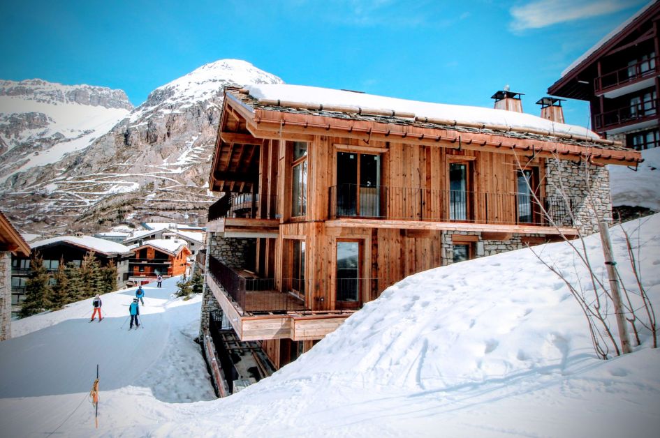 Chalet La Tene's wooden structure stands out amongst the snow, blue skies and mountains protruding in the background. As one of our ultimate ski-in, ski-out chalets in France, it's to no wonder there's a handful of skiers just to the left of the property on the nearby piste.